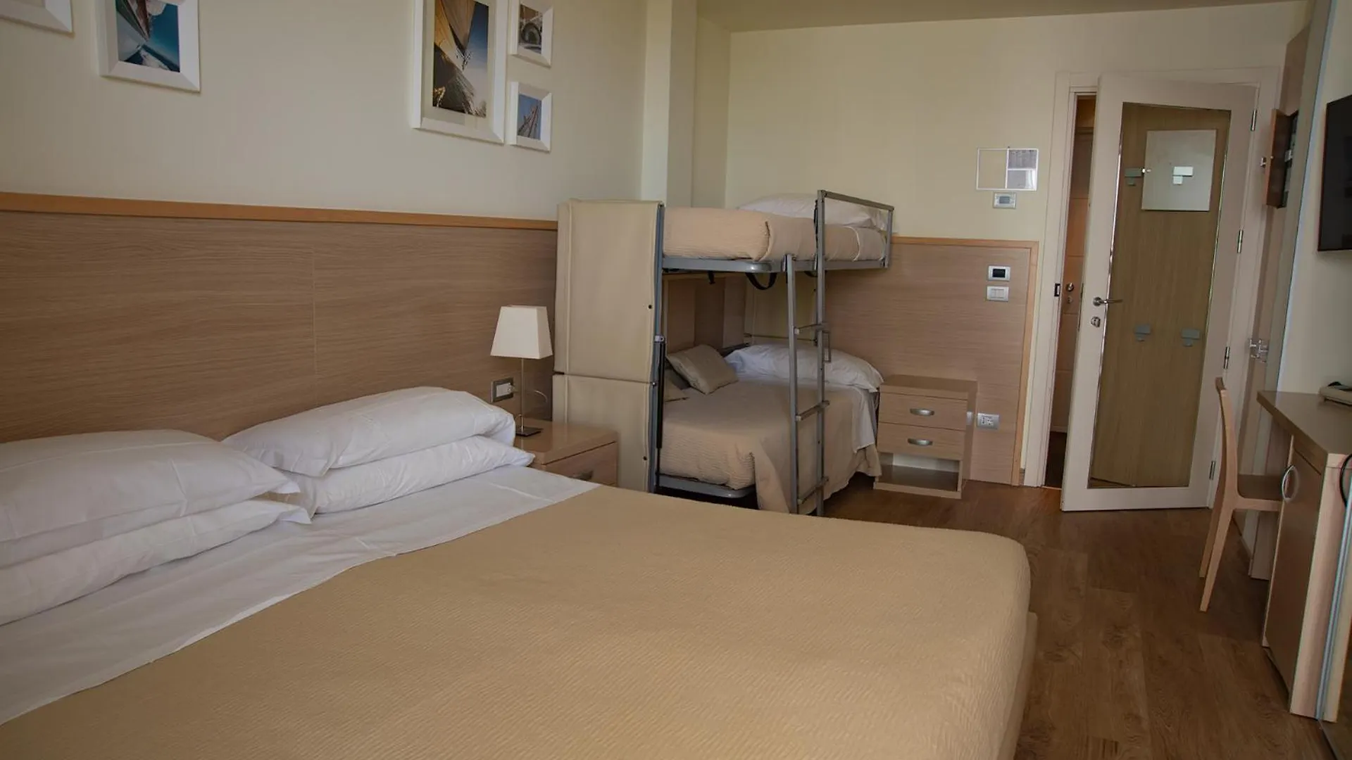 Hotel Kursaal - Fronte Mare Con Piscina 3*, Riccione Italy