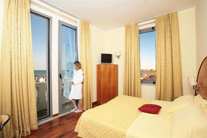 Hotel Kursaal - Fronte Mare Con Piscina 3*, Riccione Italy